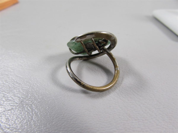 UNIQUE SILVERTONE RING W/GREEN STONE - SIZE 8