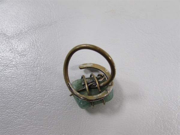 UNIQUE SILVERTONE RING W/GREEN STONE - SIZE 8