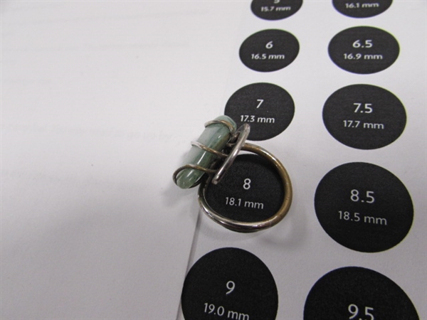 UNIQUE SILVERTONE RING W/GREEN STONE - SIZE 8
