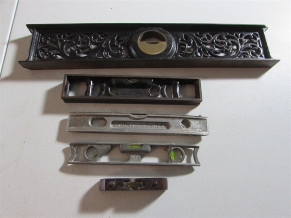 4 METAL LEVELS & 1 MINI WOOD LEVEL - VINTAGE