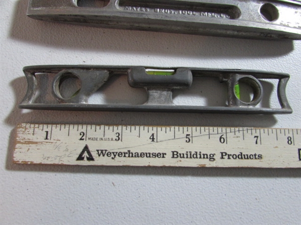 4 METAL LEVELS & 1 MINI WOOD LEVEL - VINTAGE