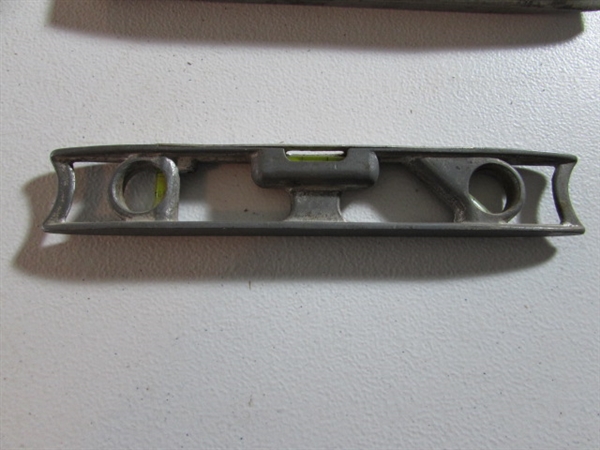 4 METAL LEVELS & 1 MINI WOOD LEVEL - VINTAGE