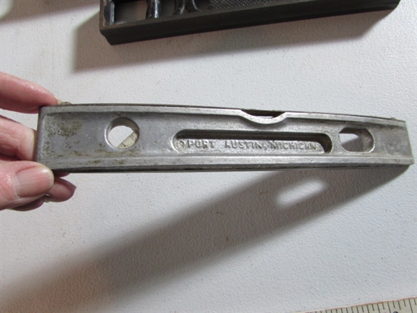 4 METAL LEVELS & 1 MINI WOOD LEVEL - VINTAGE