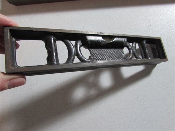 4 METAL LEVELS & 1 MINI WOOD LEVEL - VINTAGE