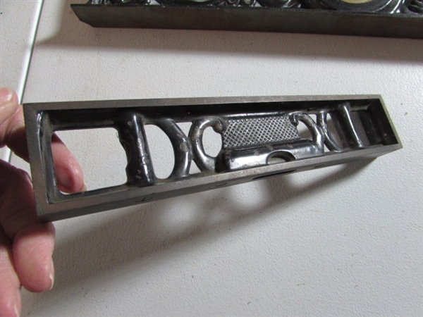 4 METAL LEVELS & 1 MINI WOOD LEVEL - VINTAGE