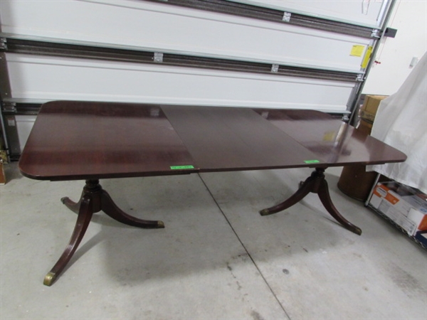 VINTAGE BERNHARDT TWIN PEDESTAL MAHOGANY DINING TABLE W/2 LEAFS