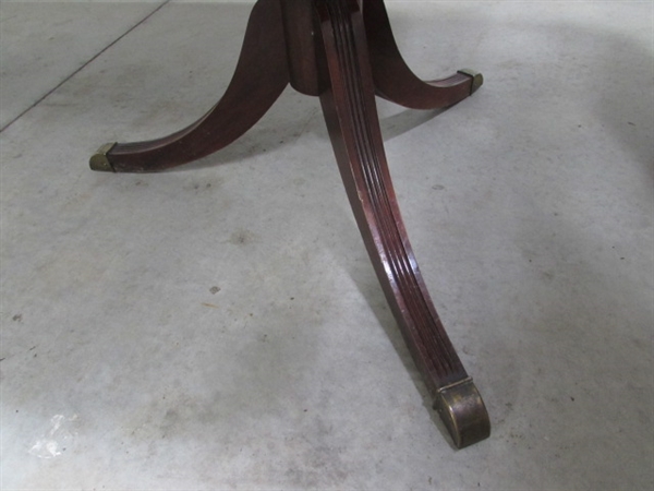 VINTAGE BERNHARDT TWIN PEDESTAL MAHOGANY DINING TABLE W/2 LEAFS