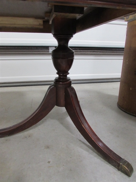 VINTAGE BERNHARDT TWIN PEDESTAL MAHOGANY DINING TABLE W/2 LEAFS