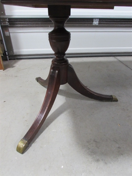 VINTAGE BERNHARDT TWIN PEDESTAL MAHOGANY DINING TABLE W/2 LEAFS