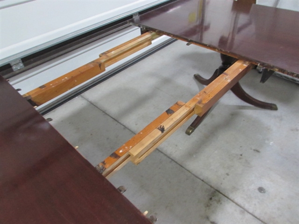 VINTAGE BERNHARDT TWIN PEDESTAL MAHOGANY DINING TABLE W/2 LEAFS
