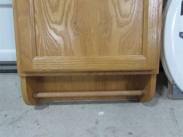 WALL MOUNT BATHROOM CABINET W/TOWEL BAR & 2 NEW TOILET SEATS