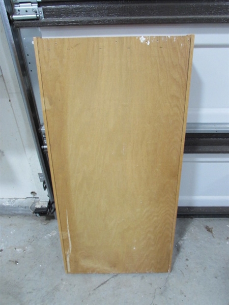 WALL MOUNT BATHROOM CABINET W/TOWEL BAR & 2 NEW TOILET SEATS