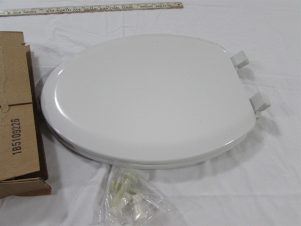 WALL MOUNT BATHROOM CABINET W/TOWEL BAR & 2 NEW TOILET SEATS