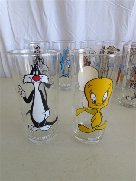 VINTAGE LOONEY TUNES COLLECTIBLE CHARACTER GLASSES