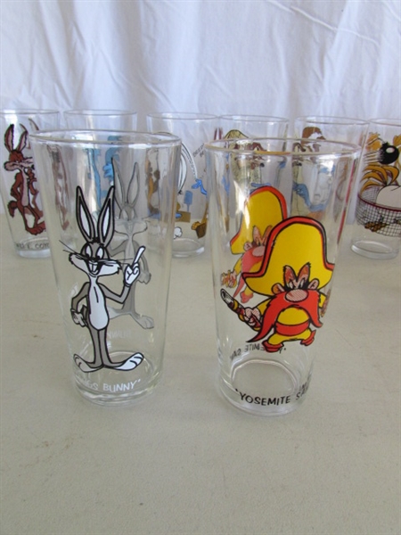VINTAGE LOONEY TUNES COLLECTIBLE CHARACTER GLASSES