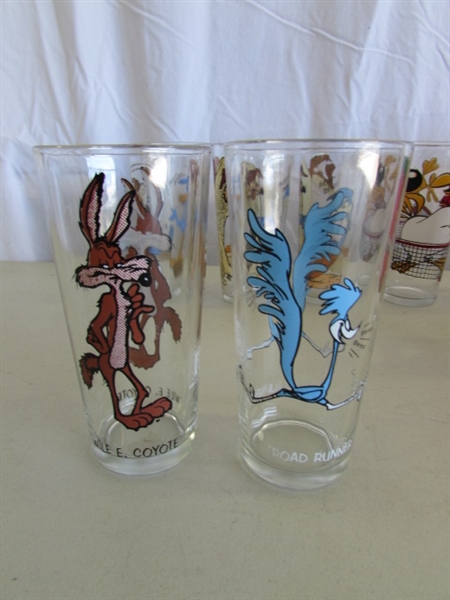 VINTAGE LOONEY TUNES COLLECTIBLE CHARACTER GLASSES
