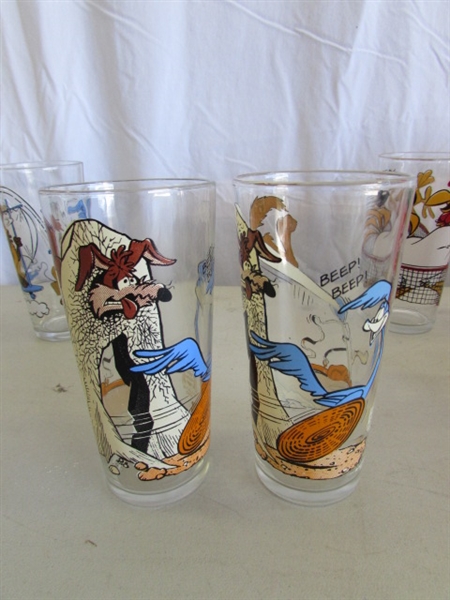 VINTAGE LOONEY TUNES COLLECTIBLE CHARACTER GLASSES