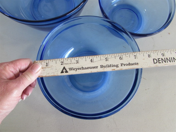 CLEAR & BLUE PYREX & ANCHOR HOCKING GLASS KITCHENWARE & METAL COOLING RACKS