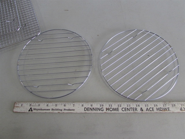 CLEAR & BLUE PYREX & ANCHOR HOCKING GLASS KITCHENWARE & METAL COOLING RACKS