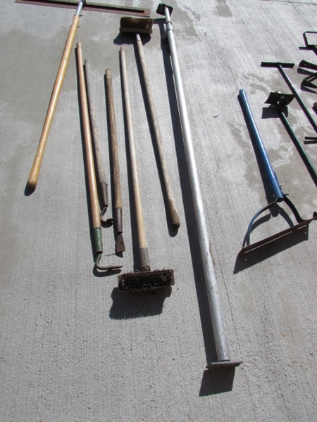 LONG HANDLES GARDEN TOOLS & FROG FORKS