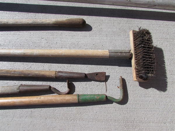 LONG HANDLES GARDEN TOOLS & FROG FORKS