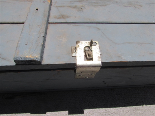 VINTAGE WOODEN AMMO CRATE/BOX WITH ASSORTED ROCKS