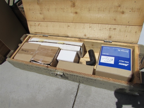 VINTAGE WOODEN AMMO CRATE/BOX WITH ASSORTED HOUSEHOLD ITEMS