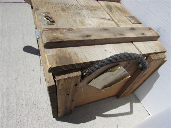 VINTAGE WOODEN AMMO CRATE/BOX WITH ASSORTED KNIVES & MACHETE