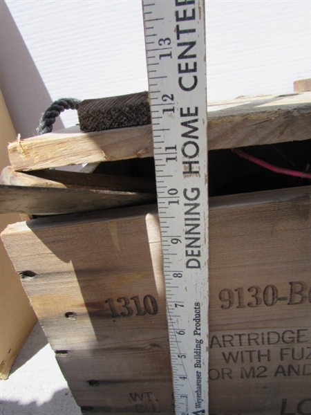 VINTAGE WOODEN AMMO CRATE/BOX WITH ASSORTED KNIVES & MACHETE