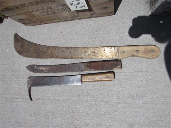 VINTAGE WOODEN AMMO CRATE/BOX WITH ASSORTED KNIVES & MACHETE