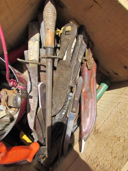 VINTAGE WOODEN AMMO CRATE/BOX WITH ASSORTED KNIVES & MACHETE