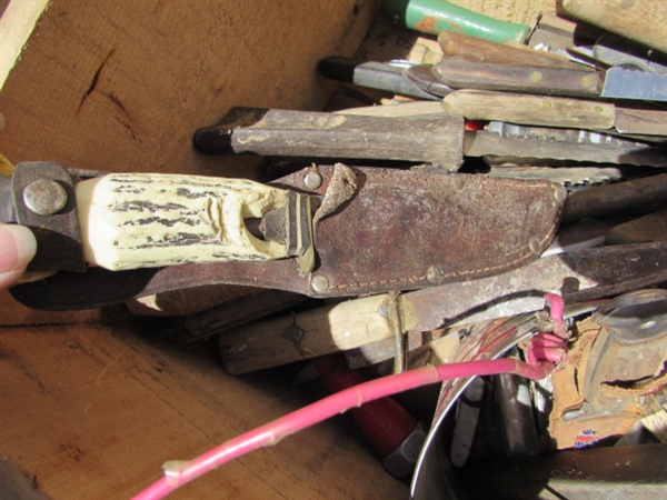 VINTAGE WOODEN AMMO CRATE/BOX WITH ASSORTED KNIVES & MACHETE