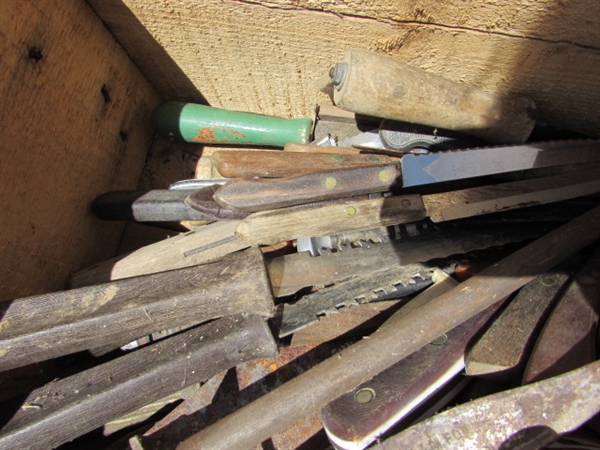 VINTAGE WOODEN AMMO CRATE/BOX WITH ASSORTED KNIVES & MACHETE