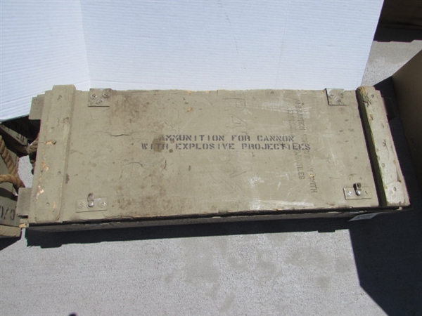 VINTAGE WOODEN AMMO CRATE/BOX WITH TRAPS