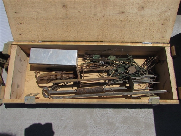 VINTAGE WOODEN AMMO CRATE/BOX WITH TRAPS