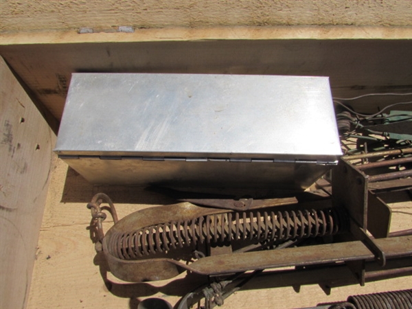 VINTAGE WOODEN AMMO CRATE/BOX WITH TRAPS
