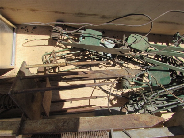 VINTAGE WOODEN AMMO CRATE/BOX WITH TRAPS