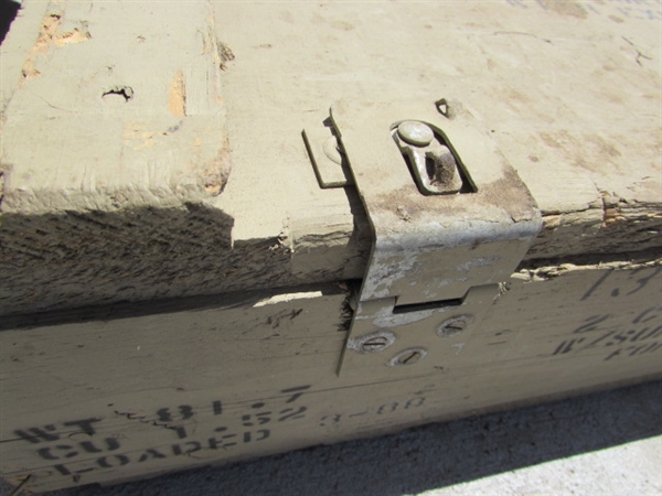 VINTAGE WOODEN AMMO CRATE/BOX WITH TRAPS