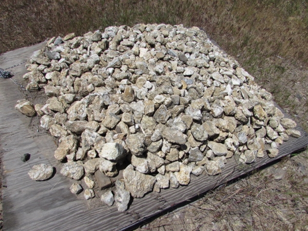 PALLET OF FIST SIZE WHITE QUARTZ ROCK