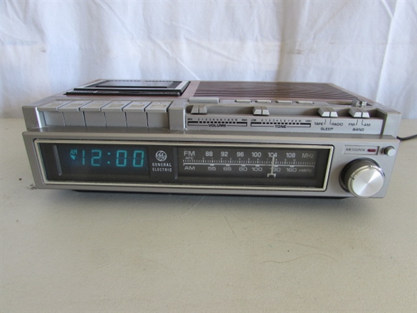 2 VINTAGE CASSETTE AM/FM CLOCK RADIOS