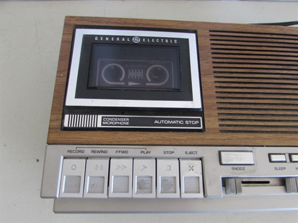 2 VINTAGE CASSETTE AM/FM CLOCK RADIOS