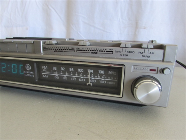 2 VINTAGE CASSETTE AM/FM CLOCK RADIOS