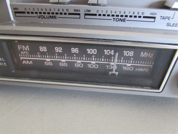 2 VINTAGE CASSETTE AM/FM CLOCK RADIOS