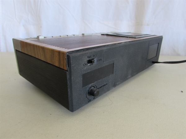 2 VINTAGE CASSETTE AM/FM CLOCK RADIOS