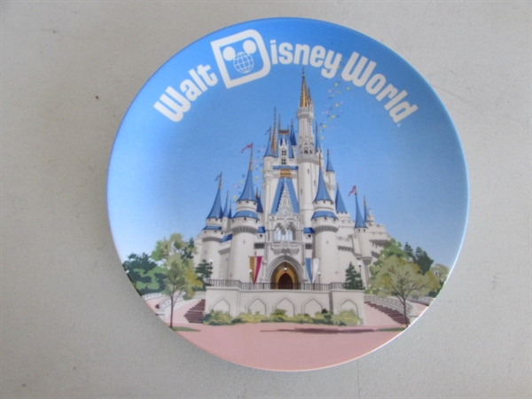 DISNEYLAND & DISNEY WORLD COLLECTOR PLATES
