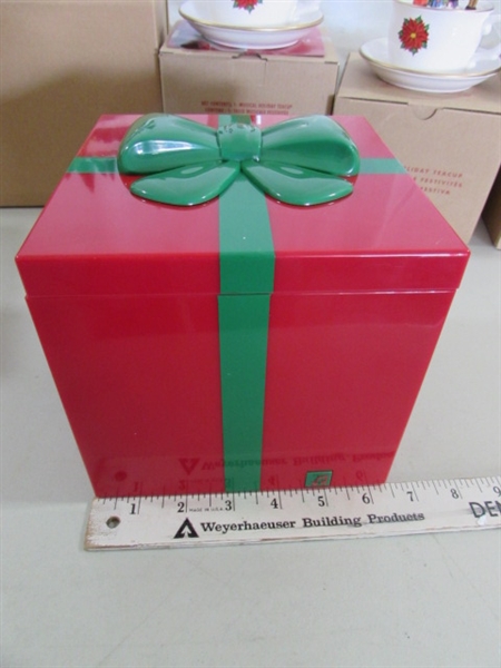 AVON ANIMATED CHRISTMAS DECOR, COOKIE JAR & TIMER