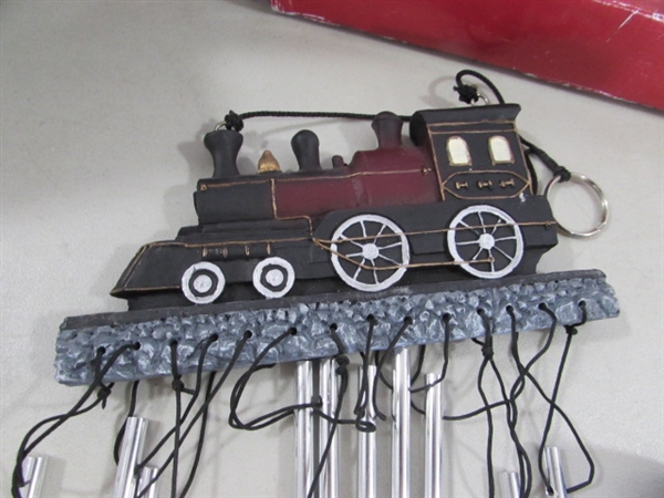 TRAIN CHRISTMAS ORNAMENTS & DECOR