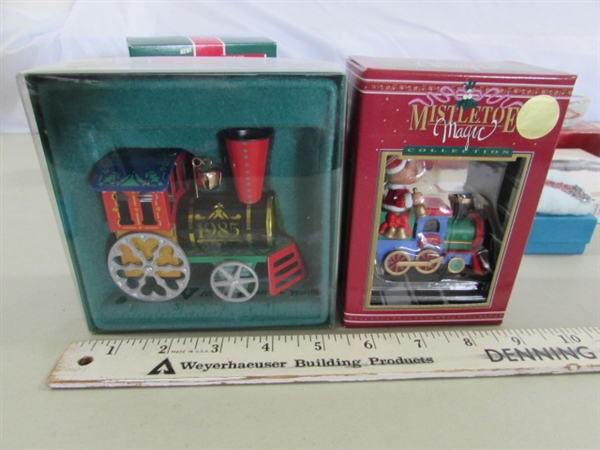 TRAIN CHRISTMAS ORNAMENTS & DECOR