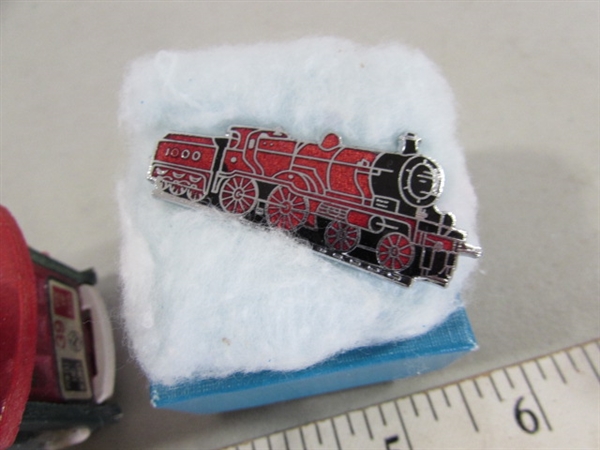 TRAIN CHRISTMAS ORNAMENTS & DECOR