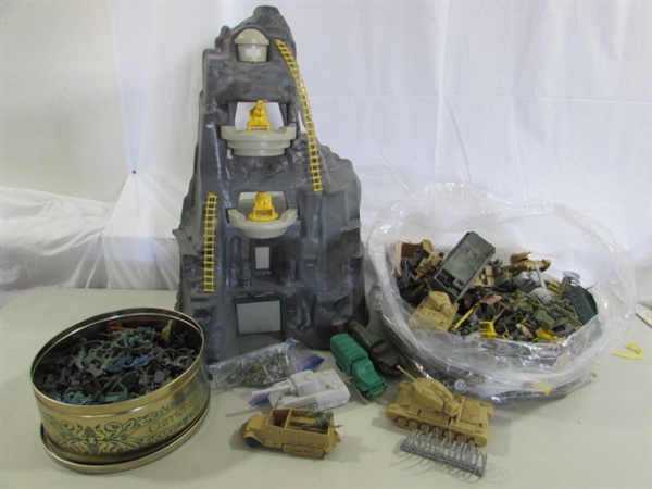 VINTAGE GUNS OF NAVARONE BATTLEGROUND PLAYSET W/LOTS OF TOY SOLDIERS, VEHICLES & MORE